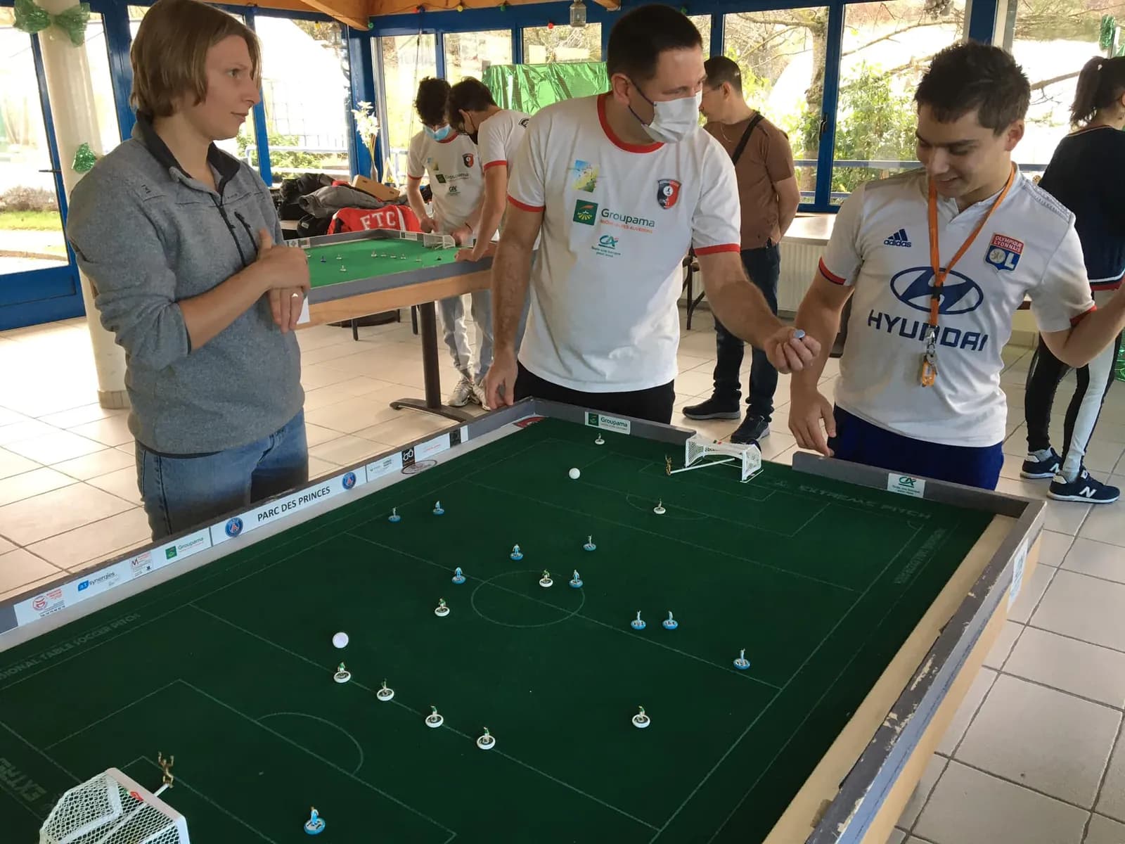 Partie de football de table avec les joueurs du club de Saint-Symphorien