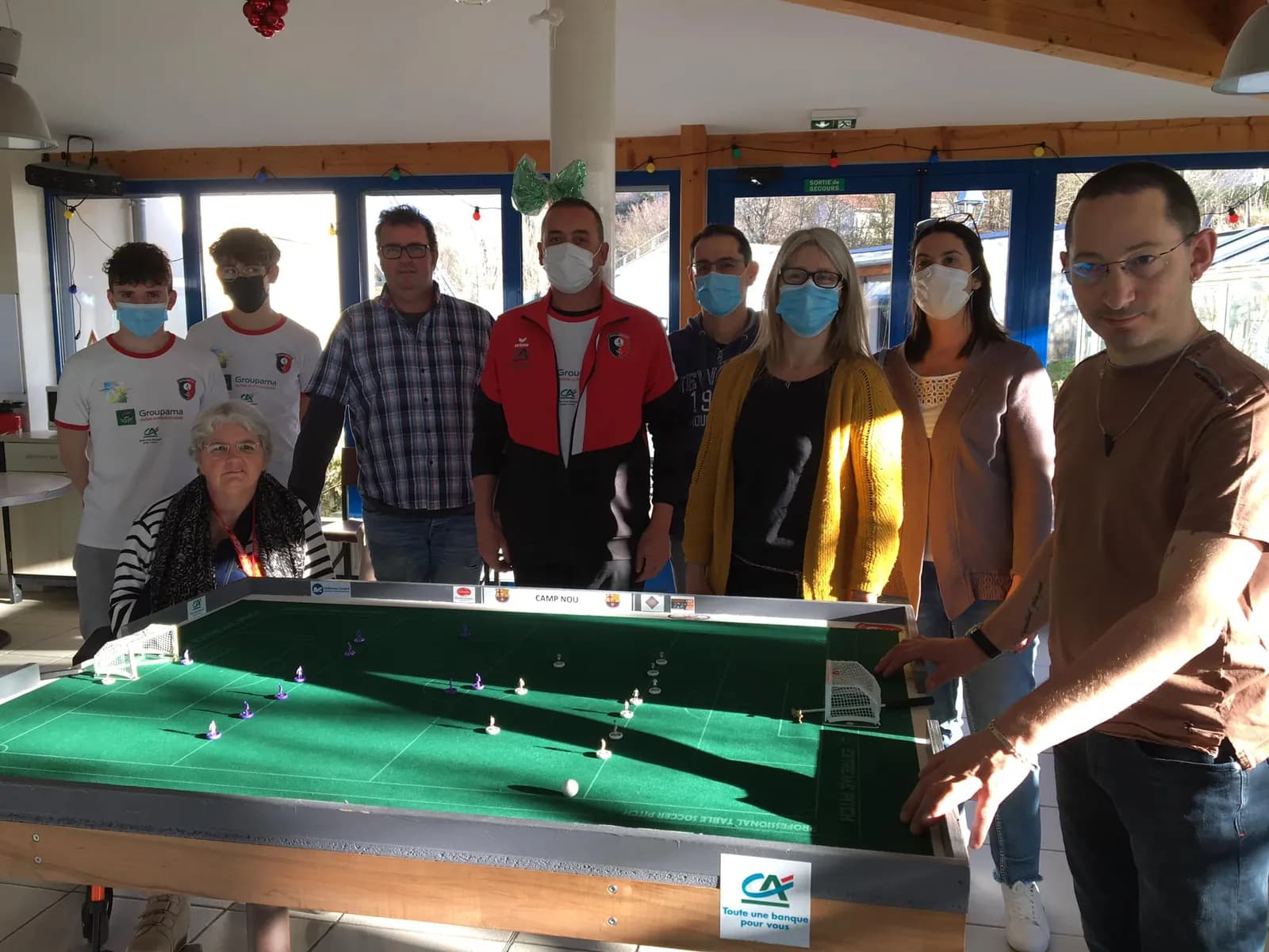 Groupe réuni autour d'une table de jeu à Saint-Martin-en-Haut