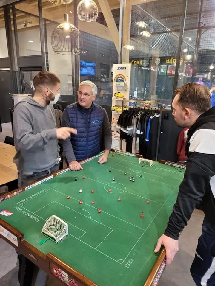 Échange autour d'une table de jeu à l'Aréna Club d'Halluin