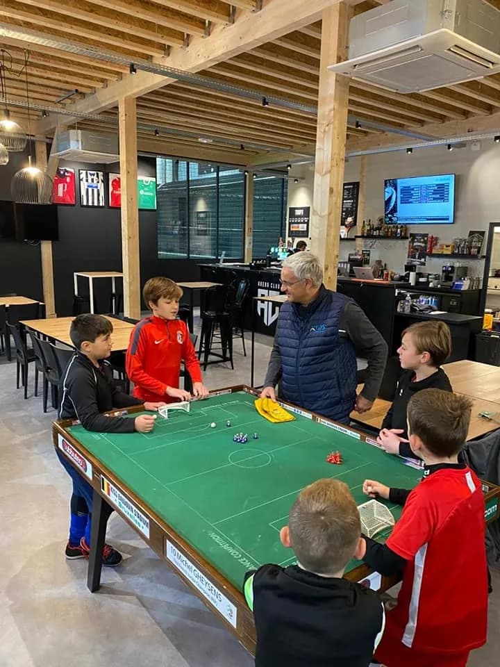 Démonstration de football de table devant un groupe d'enfants à l'Aréna Club d'Halluin