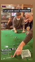 Capture d'une story Instagram : Éric et Matthieu Debuchy jouent au football de table