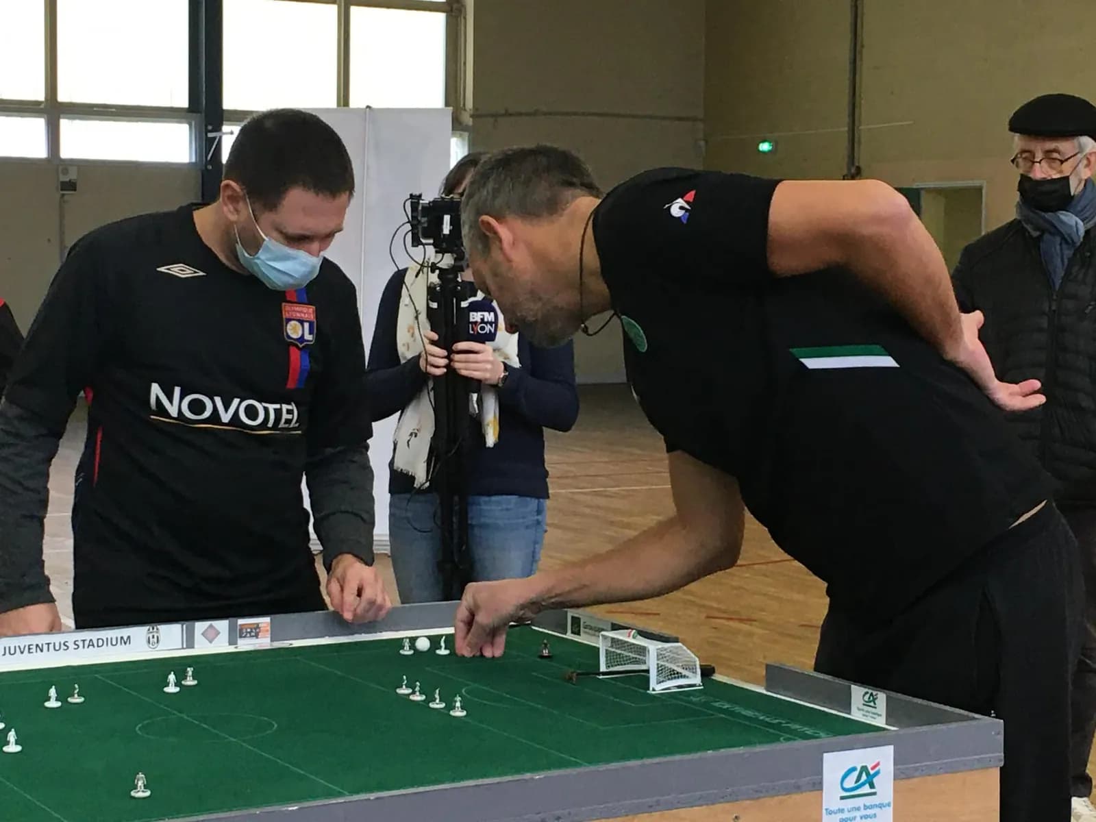 Match de football de table lors du derby OL - ASSE, sous l'œil d'une caméra