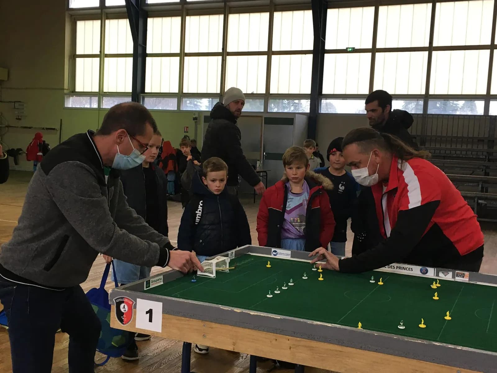 Des enfants et des adultes découvrent le football de table pendant le derby OL - ASSE