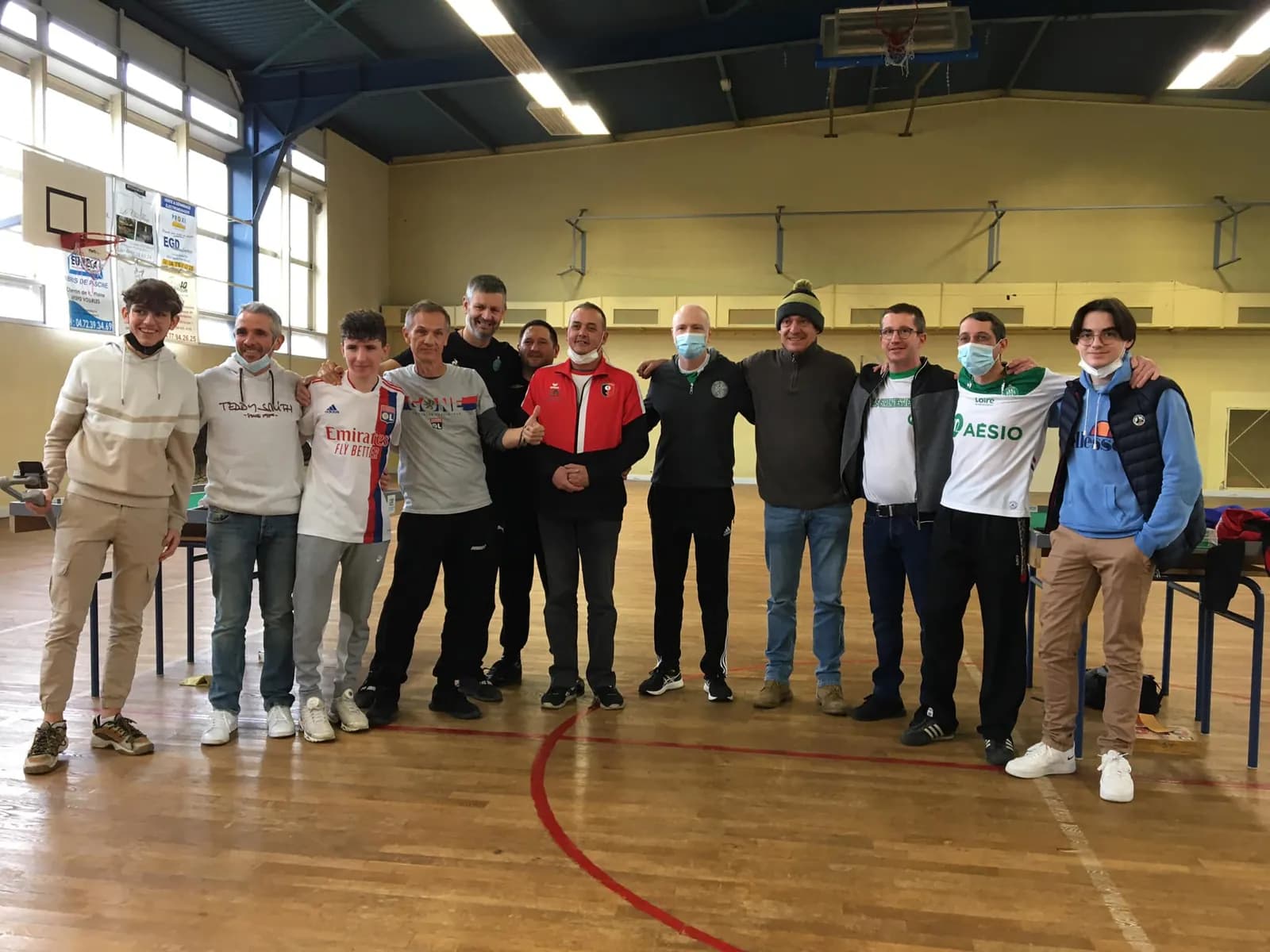 Photo de groupe des participants du derby OL - ASSE dans le gymnase