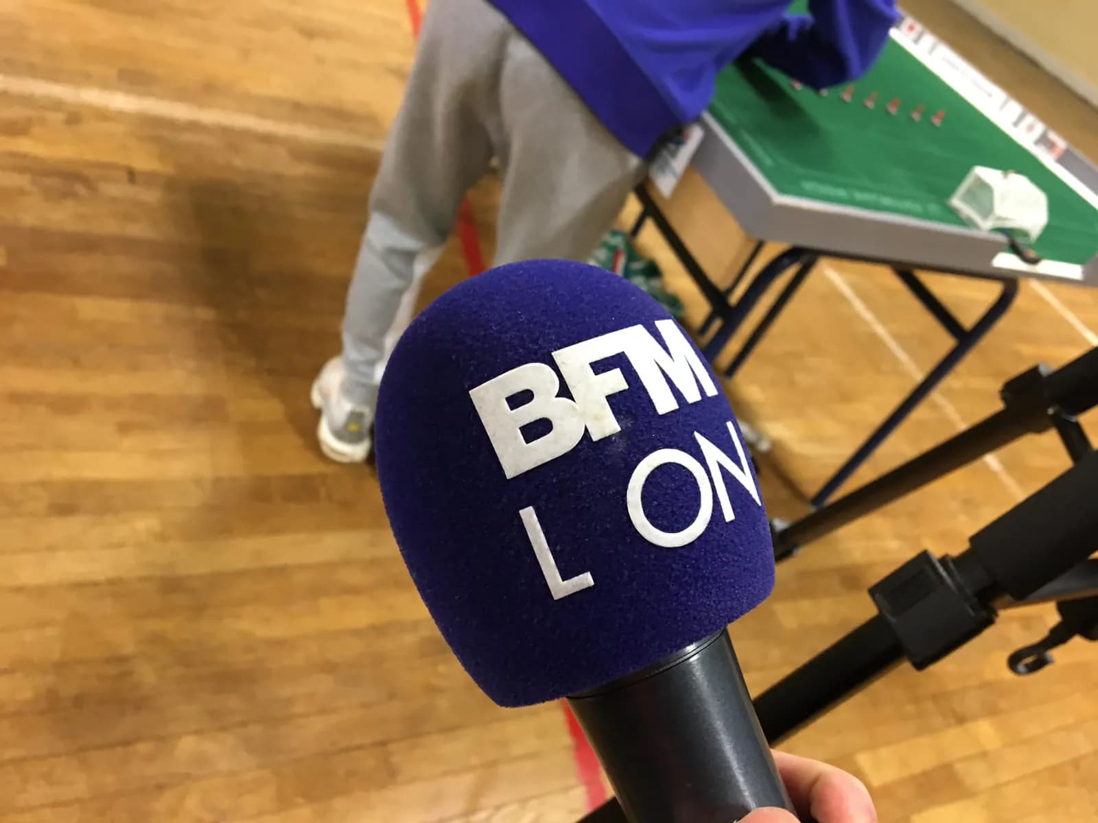 Micro de BFM Lyon au bord d'une table de jeu pendant le derby OL - ASSE