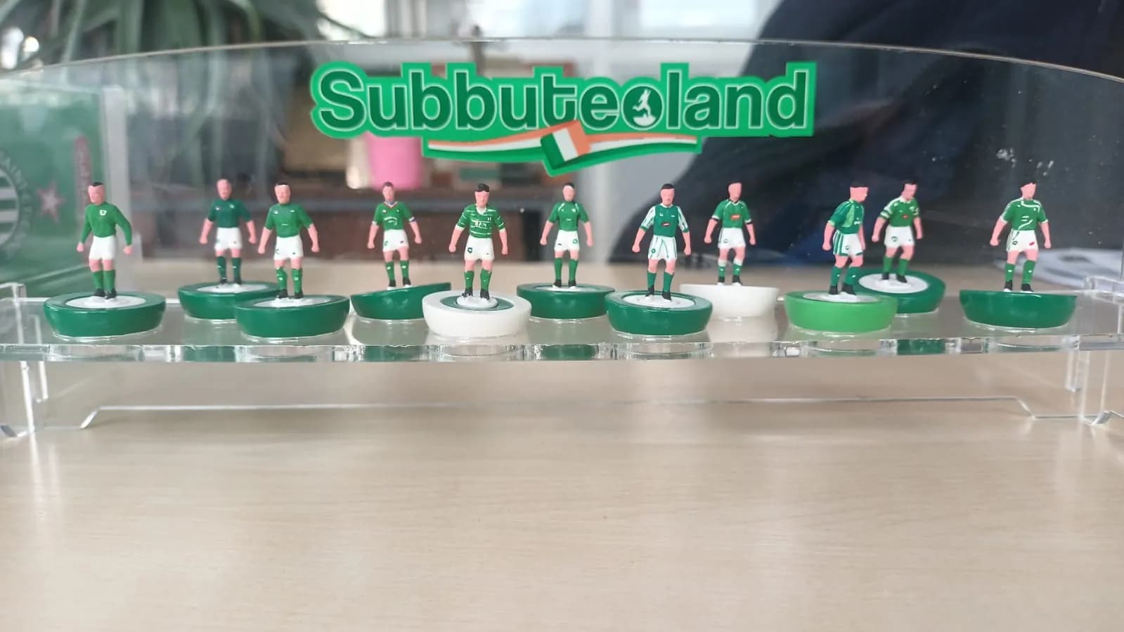Figurines de l'AS Saint-Étienne exposées sur un présentoir « Subbuteoland »