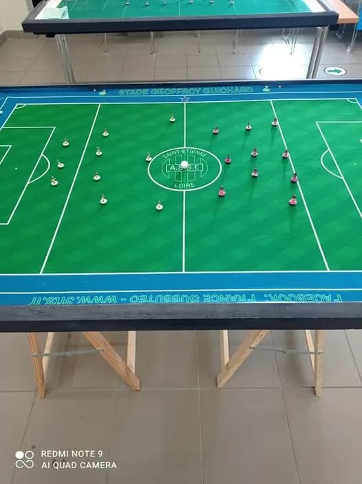 Terrain personnalisé aux couleurs du stade Geoffroy-Guichard, figurines en place