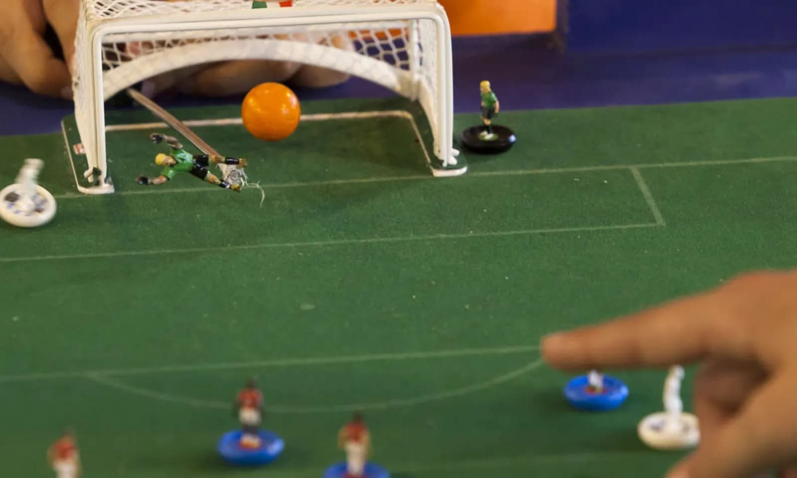 Action de jeu devant le but, le ballon près de la ligne