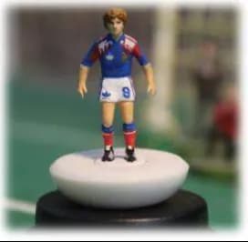 Figurine d'un joueur de l'équipe de France, numéro 9, sur son socle