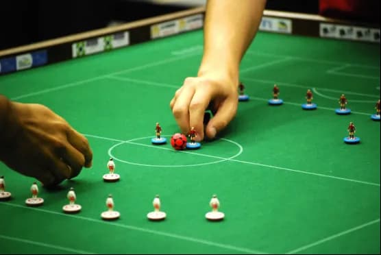 Partie en cours : un joueur donne une pichenette à une figurine