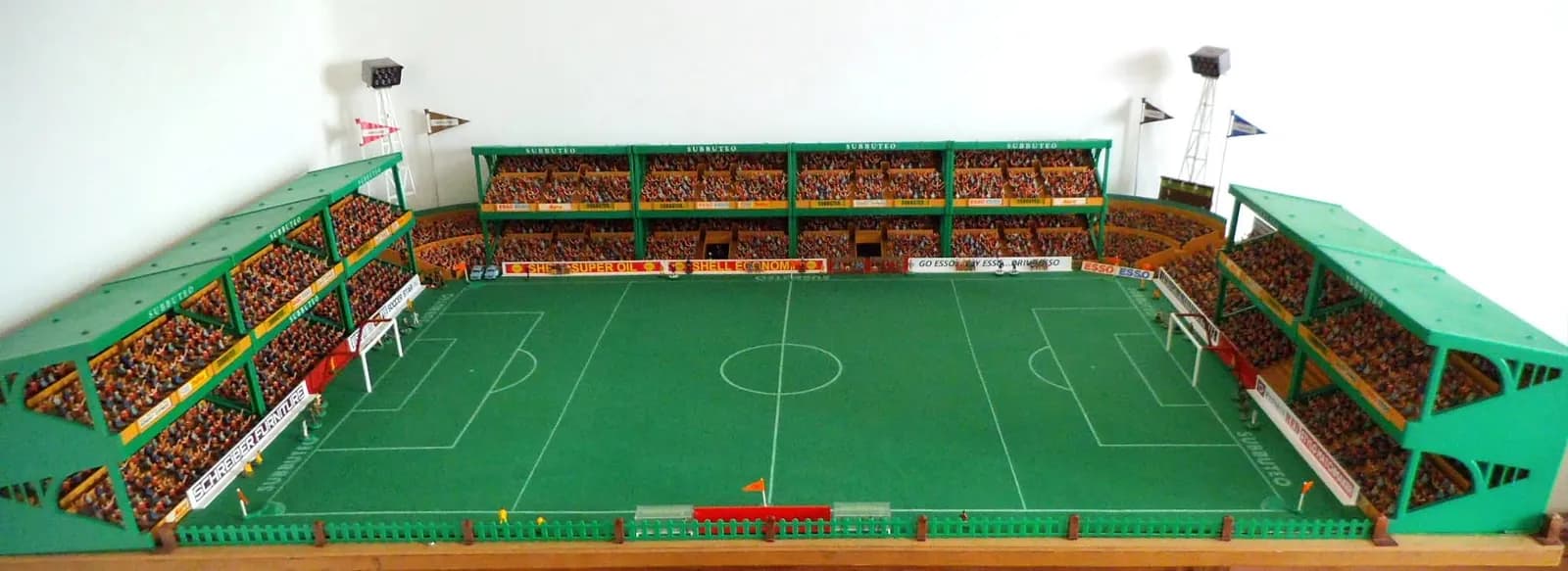 Stade miniature de football de table avec ses tribunes et ses projecteurs